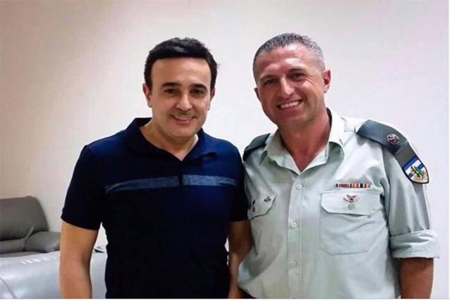 الصورة التي نشرت للفنان صابر الرباعي واحد ضباط جيش الاحتلال الاسرائيلي