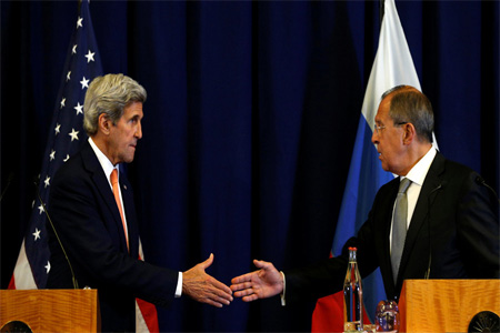 U.S. Secretary of State John Kerry and Russian Foreign Minister Sergei Lavrov (R) shake hands at the conclusion of their news conference following their meeting in Geneva, Switzerland where they discussed the crisis in Syria September 9, 2016. © Kevin Lamarque / Reuters