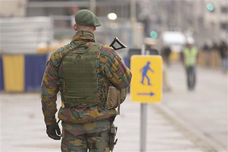 جندي بلجيكي أمام مبنى البعثة الأوروبية في بروكسل أمس (رويترز)