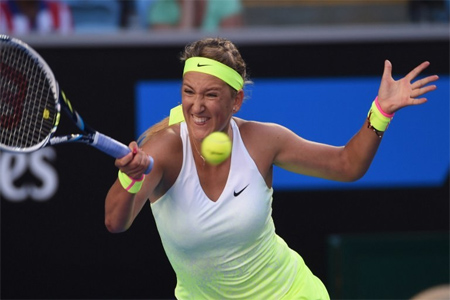 ازارينكا تضرب الكرة بقوة ضد التشكية باربورا ستريكوفا في فردي السيدات في بطولة استراليا