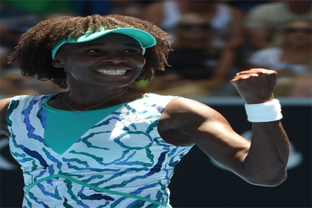 فينوس ويليامز تحتفل بعد فوزها على الإيطالية كاميلا جيورجي في بطولة أستراليا