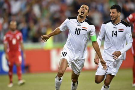 قائد العراق يونس محمود يحتفل بتسجيله على فلسطين مع زميله سلام شاكر في كأس آسيا