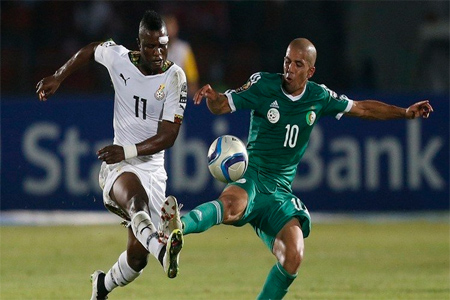 الغاني مبارك واكاسو ضد الجزائري سفيان فغولي في كأس الأمم الأفريقية