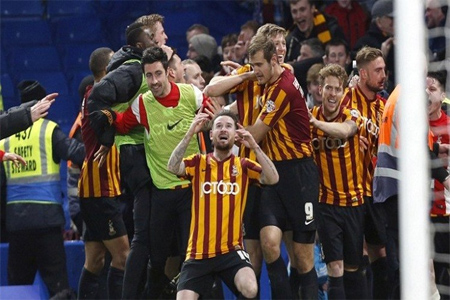 لاعبو فريق برادفورد بعد هزيمتهم تشيلسي في الجولة الرابعة لكأس الاتحاد