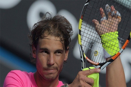 الإسباني رفايل نادال يحتفل بعد فوزه في مباراة الفردي ضد كيفن اندرسون في بطولة أستراليا