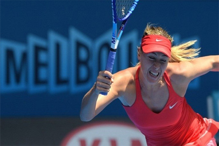 الروسية ماريا شارابوفا تسدد في مباراة الفردي ضد الصينية بينغ شواي في بطولة أستراليا