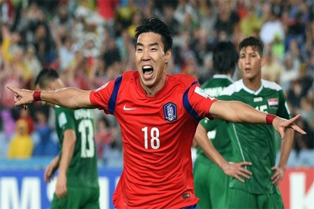 الكوري الجنوبي لي جونغ هيوب يحتفل بتسجيله ضد العراق في كأس آسيا