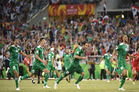 لاعبو العراق يحتفلون بالفوز على إيران بركلات الترجيح في ربع نهائي كأس آسيا