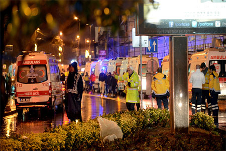 Ambulances line up on a road leading to a nightclub where a gun attack took place during a New Year party in Istanbul, Turkey, January 1, 2017.© Ismail Coskun / Reuters