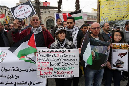 فلسطينيون يدعون لمقاطعة البضائع الإسرائيلية خلال تظاهرة في رام الله في الضفة الغربية المحتلة أمس (ا ف ب)