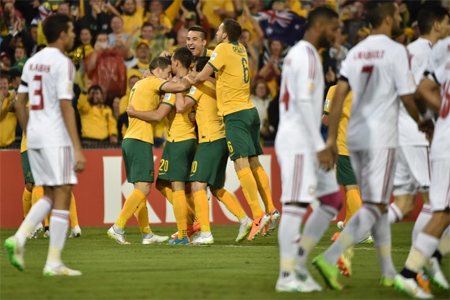 فرحة لاعبي المنتخب الأسترالي بعد تسجيلهم الهدف الأول في شباك الإمارات في نصف نهائي كأس آسيا