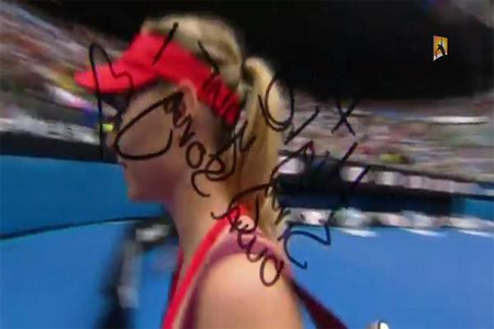 شارابوفا تكتب على كاميرا المباراة "طر عاليا وغني لحنك"