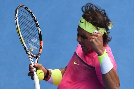 الإسباني رافايل نادال غاضب في مباراته ضد التشيكي توماس بيرديتش في بطولة أستراليا المفتوحة