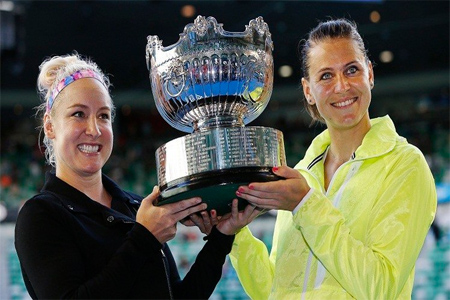 ساندز وسفاروفا تتوجان بلقب زوجي السيدات لبطولة استراليا