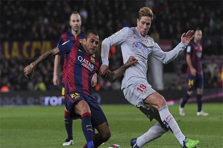 مدافع برشلونة داني ألفيش ضد مهاجم أتلتيكو مدريد فرناندو توريس