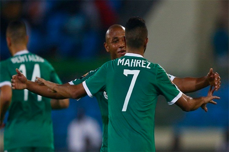 الجزائري رياض محرز يحتفل بعد تسجيله في شباك السنغال في كأس الأمم الأفريقية