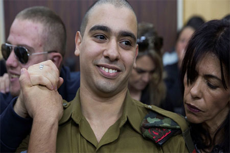 Israeli soldier Elor Azaria, who is charged with manslaughter by the Israeli military sits to hear his verdict in a military court in Tel Aviv, Israel, January 4, 2017. © Heidi Levine / Reuters