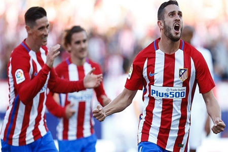 فرحة كوكي بعد هدفه في مرمى إشبيلية