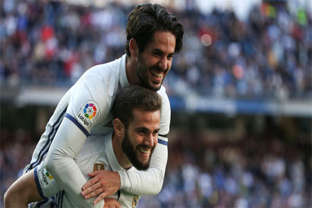 ناتشو فيرنانديز يحتفل مع زميله إيسكو بعد هدفه في شباك ألافيس