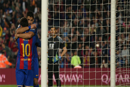 ميسي وسواريز يحتفلان بعد إحراز الهدف الثاني في شباك ريال سوسييداد