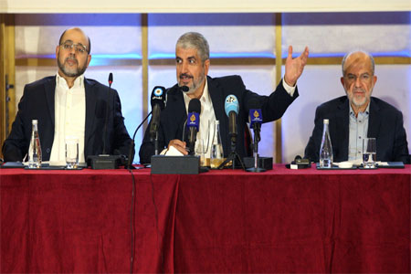 Hamas leader Khaled Meshaal (L)