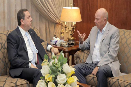 رئيس مجلس الشيوخ فيصل فايز يلتقي القائم بالأعمال السوري في عمان شفيق ديوب في عمان يوم الأحد (صورة بترا)