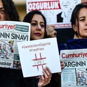 تركيا.. سجن 14 صحفيا من مجلة 