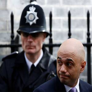 لصوص يسرقون هاتف وزير الداخلية البريطاني