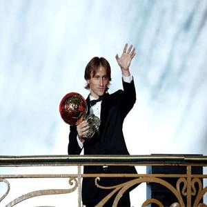 مودريتش يكسر هيمنة ميسي ورونالدو ويتوج بالكرة الذهبية