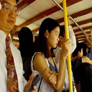 حلاق يقص شعر راكبة نائمة في حافلة عامة دون موافقتها!