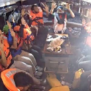 الاحتلال الإسرائيلي يعتقل ناشطي سفينة 